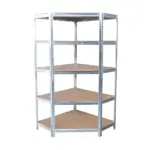 Kovový zásuvný regál Racks s 5 drevenými policami s bezskrutkovým systémom umožní rýchle a ľahké zmontovanie. Vhodný na umiestnenie do rohu miestnosti