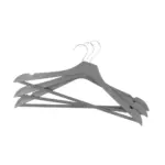 Plastový vešiak na oblečenie vhodný na tričká