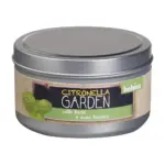 Vonkajšia terasová sviečkaBolsius Jar Citronellaproti komárom s citrusovou vôňoubazalkyVám spríjemní posedenia na záhrade a terase. Špeciálna konzistencia zaisťuje lepšie horenie pre vonkajšie použitie.