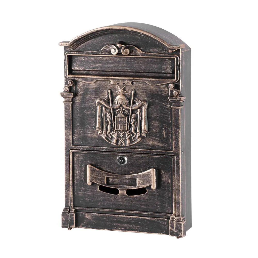 Elegantná poštová schránka v antickom štýle bronzovej farby. Rozmery: 26x9x41 cm. Materiál: hliník.