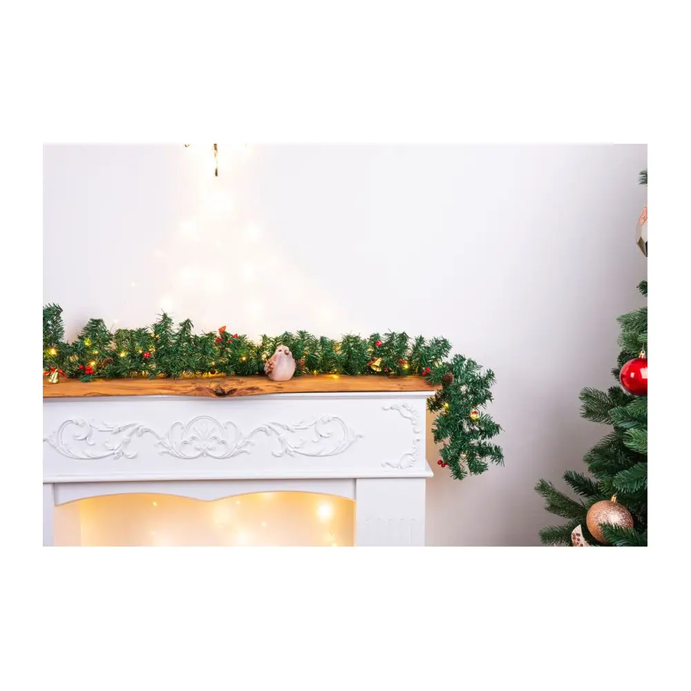 Girlanda MagicHome by nemala chýbať vo výbave vášho interiéru počas vianočných sviatkov. Je to vkusná girlanada s LED osvetlením. Farba LED je teplá biela a obsahuje 50 kusov LED. Typ napájania je 3xAA batérie. Disponuje 8 funkciami svietenia. Dĺžka girlandy je 2