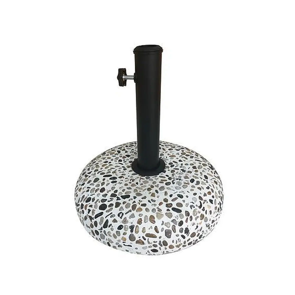 Stojan na slnečník má kruhový základ vyrobený z betónu. Jeho vrchný poťah pripomína mozaiku z malých kamienkov