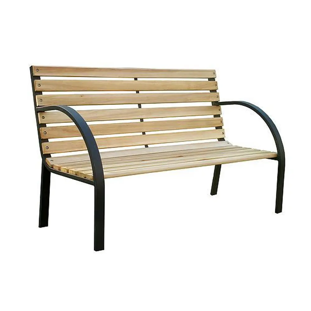 Záhradná lavička je vyrobená z dreva a kovu. Je ideálnym doplnkom pre posedenie v záhrade. Konštrukčná časť lavičky je pre lepšiu stabilitu a pevnosť vyrobená z kovu. Sedacia časť a opierka sú vyrobené z drevených dosák. Na oboch stranách sa tiež nachádza opierka pre lakte. Rozmery lavičky sú 125 x 55 x 75 cm.