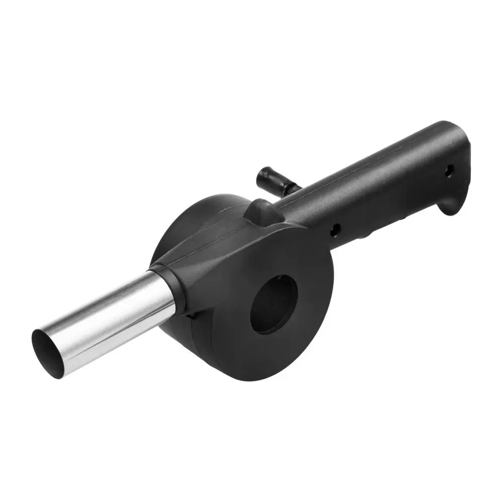 Dúchadlo Strend Pro Grill je praktická pomôcka na rýchle a jednoduché rozžeravenie uhlíkov pri grilovaní. Vďaka mechanickému pohonu pomocou kľuky môžete ľahko regulovať prúd vzduchu bez potreby batérií či elektriny.S dĺžkou 25 cm je dostatočne kompaktné